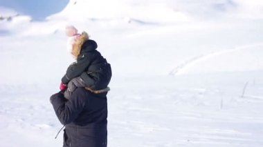 Kar üzerinde eğleniyor iki küçük çocuklu mutlu adam