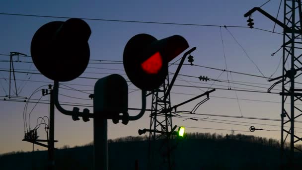 Semafor veya karanlık gökyüzü tren istasyonunda üzerinde trafik ışığı — Stok video