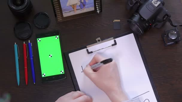 Ein Mann schreibt einen Stift auf Papier Wort ich habe eine Idee — Stockvideo