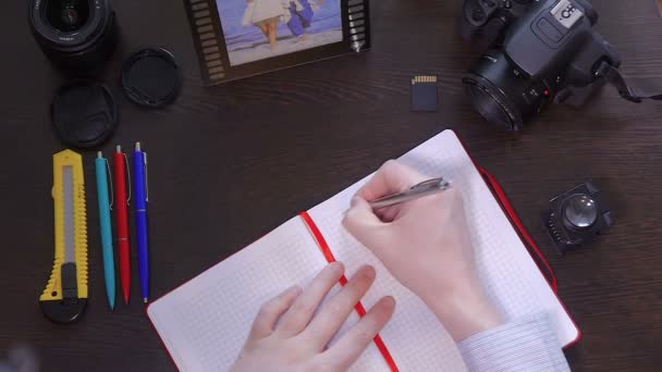 Um homem escreve uma caneta no caderno — Vídeo de Stock