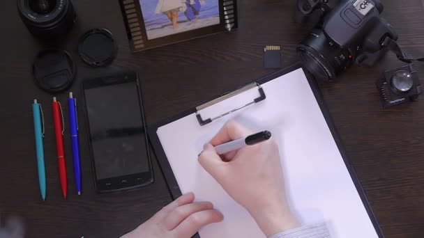 Ein Mann schreibt einen Stift auf Papier Wortidee — Stockvideo