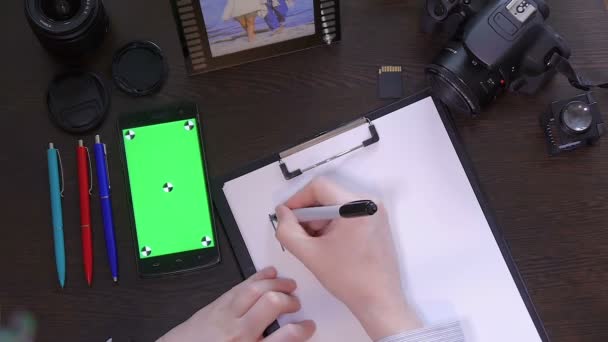 一个人将一支笔写上纸字品牌 — 图库视频影像