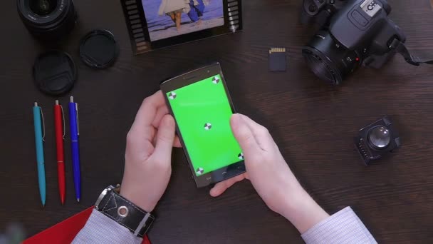 Člověk používá mobilní telefon s zeleným plátnem horní pohled — Stock video