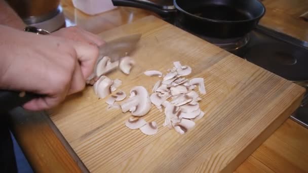 厨师把蘑菇切菜板上 — 图库视频影像