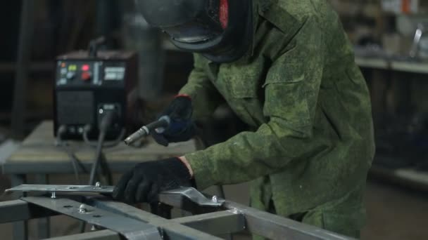 Svářeč v práci v odvětví kovů — Stock video