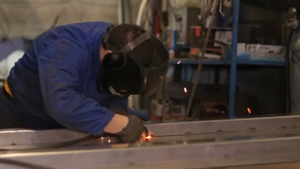 Soldador en el trabajo en la industria del metal — Vídeo de stock