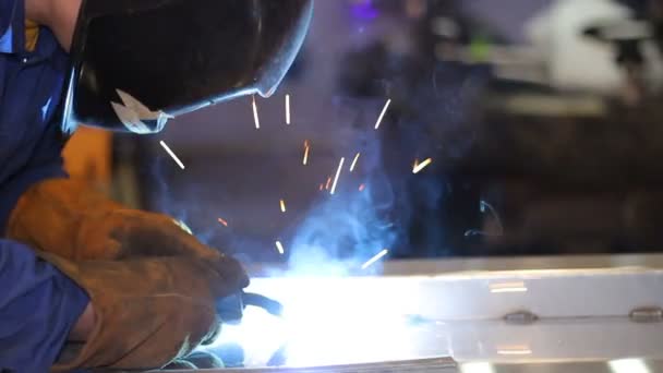 Soldador en el trabajo en la industria del metal — Vídeo de stock