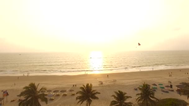 Coucher de soleil orange sur la mer en Inde, GOA — Video