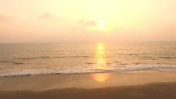 Πορτοκαλί ηλιοβασίλεμα στη θάλασσα στην Ινδία, Γκόα — Αρχείο Βίντεο