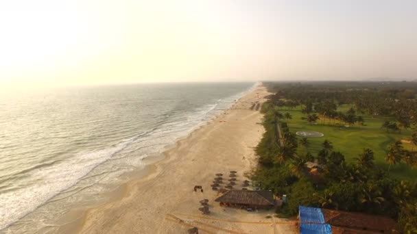 Vídeo aéreo Ocean Front ao pôr-do-sol em Goa, Índia — Vídeo de Stock