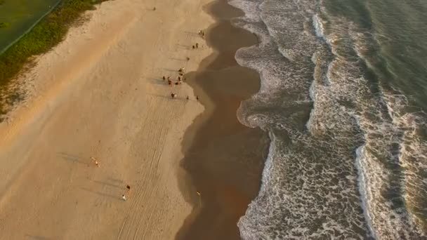 Luchtfoto video Ocean Front bij zonsondergang in Goa, India — Stockvideo