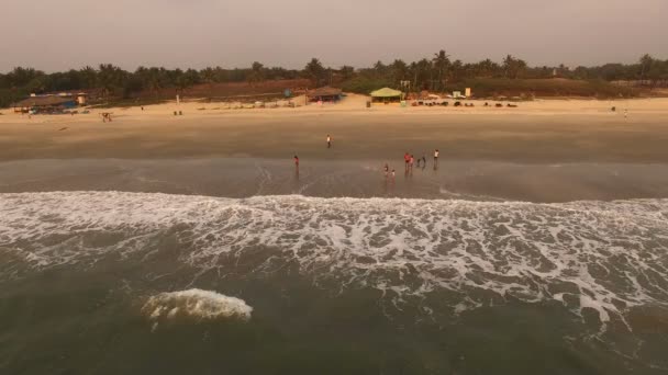 Letecká videa Ocean Front při západu slunce v Goa, Indie — Stock video
