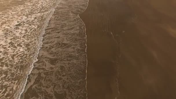 Vídeo aéreo Ocean Front ao pôr-do-sol em Goa, Índia — Vídeo de Stock