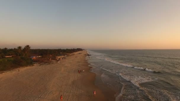 Vídeo aéreo Ocean Front ao pôr-do-sol em Goa, Índia — Vídeo de Stock