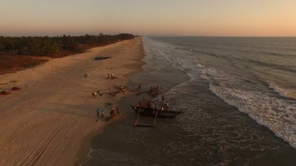 Повітряні відео океану стійка на заході сонця в Гоа, Індія — стокове відео
