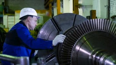 Torna tezgahı operatörü bir fabrikada üretim onarım rotor kompresör türbin için için
