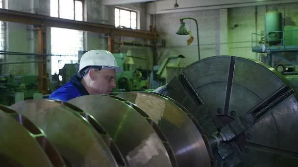 Operador de torno em uma fábrica para o rotor de reparo de produção para turbina de compressor — Vídeo de Stock