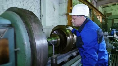 Torna tezgahı operatörü bir fabrikada üretim onarım rotor kompresör türbin için için