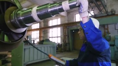 işçi Torna operatörü bir fabrika ulaşım rotor yerlerinde