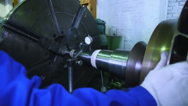 Lathe operator in a factory for the production repair rotor for compressor turbine — Stock Video