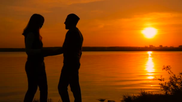 Casal jovem tirando foto selfie na praia durante o pôr do sol, super câmera lenta — Vídeo de Stock