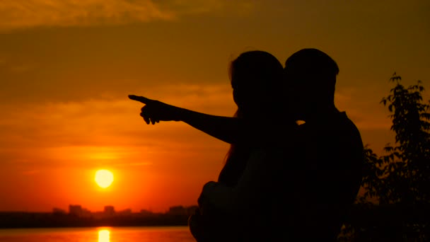 Pasangan muda mengambil foto selfie di pantai selama matahari terbenam, gerakan super lambat — Stok Video