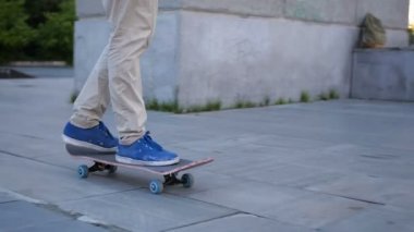 Bir kaykay şehir tuğla yolda iterek adam