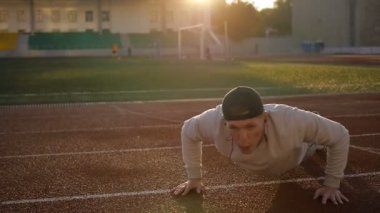 Isınma önce egzersiz yapıyor ve koşu genç atletik erkek