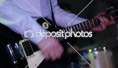 Adam barda elektro gitar çalmak