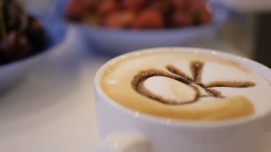 Barista çikolata sanat kahve latte beyaz bardakta çizer.