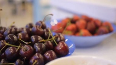 Cam kase kırmızı olgun çilek kiraz kase gri masada örme peçete üzerinde yakın:.