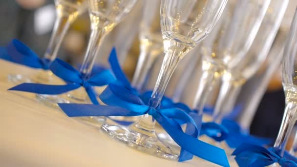 Glazen champagne met blauwe linten, instellen — Stockvideo