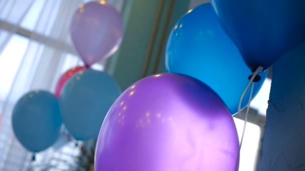 Globos de color en cámara lenta en la habitación — Vídeos de Stock