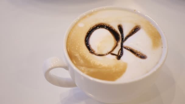 Barista βασίζεται λευκό Κύπελλο latte σοκολάτα καφέ τέχνης — Αρχείο Βίντεο