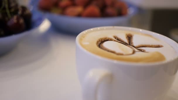 Barista zeichnet Schokoladenkunst-Kaffee-Latte auf weiße Tasse — Stockvideo