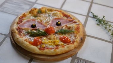 Pizza masanın üzerinde. Tablo, salata, pizza yemek,