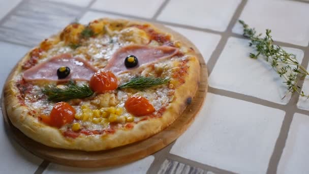 La pizza en la mesa. La comida en la mesa, ensalada, pizza , — Vídeo de stock