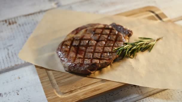 Vlees eten: gebraden rundvlees filet mignon geserveerd op plaat — Stockvideo