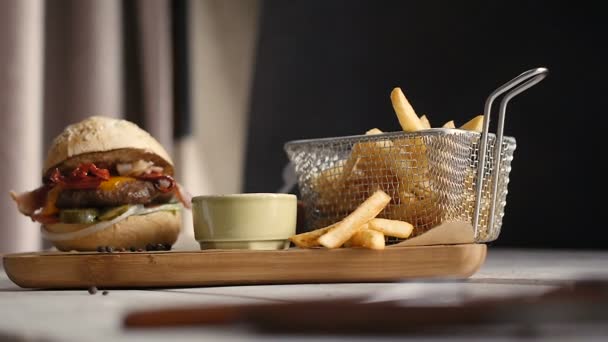 Lokanta hamburger, patates kızartması — Stok video