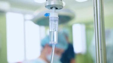 Tıbbi damlalar ameliyathanede.