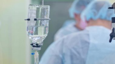 Tıbbi damlalar ameliyathanede.