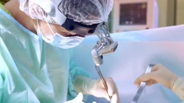 Cerrah cerrahi bir operasyon yapar.