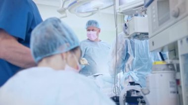 Cerrah cerrahi bir operasyon yapar.