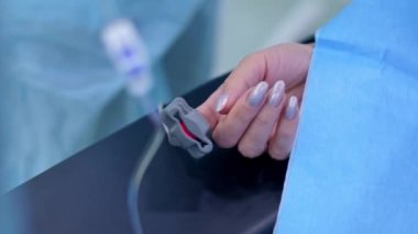 Ameliyattan önce bir hastayı anesteziyle tanıştırmak.