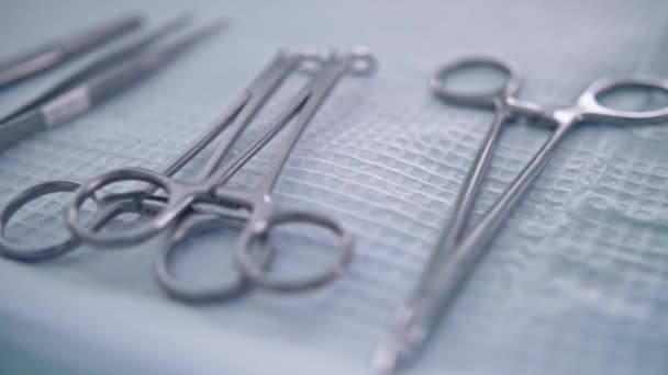 Chirurgické lékařské nástroje na stole — Stock video