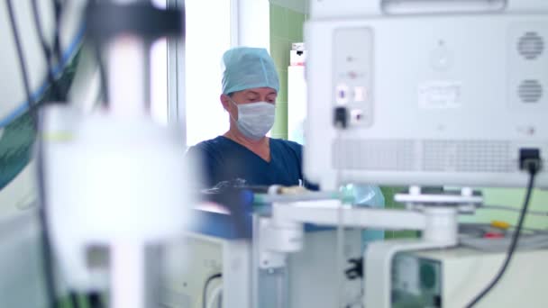 Einführung eines Patienten in die Anästhesie vor der Operation — Stockvideo