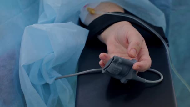 Introduzione di un paziente all'anestesia prima dell'intervento chirurgico — Video Stock