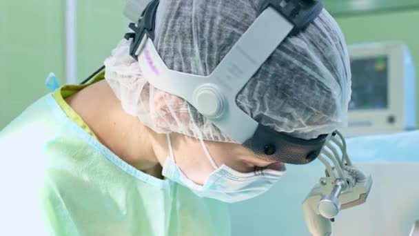Chirurg kobieta wykonuje operację na pacjencie — Wideo stockowe