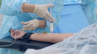 Ameliyattan önce bir hastayı anesteziyle tanıştırmak.