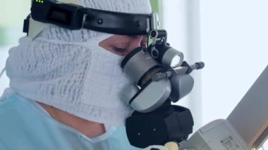 Otorhinolaryngologist cerrah ameliyat yapmak